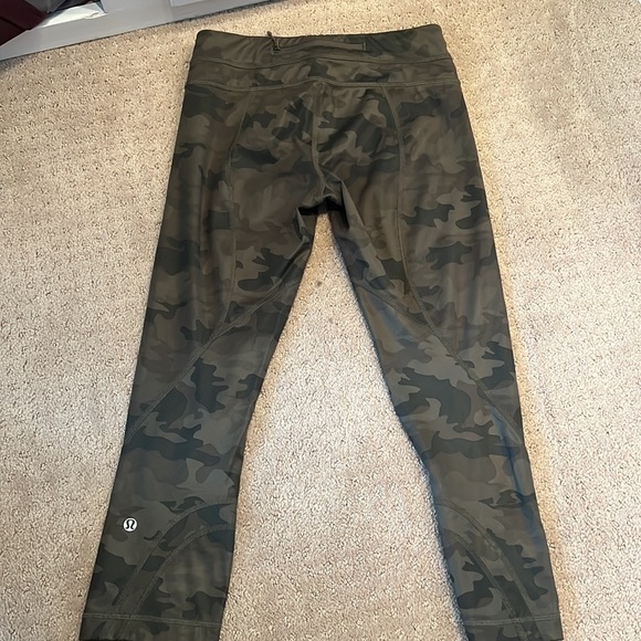 Lululemon Camo Leggings. Size 4 - Picture 3 of 9